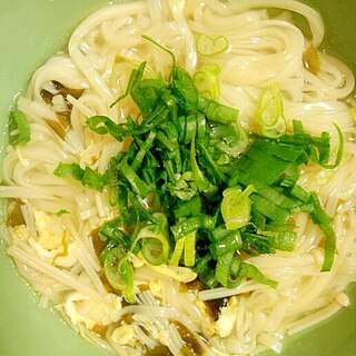 乾麺で☆　えのきとワカメと卵入りうどん♪